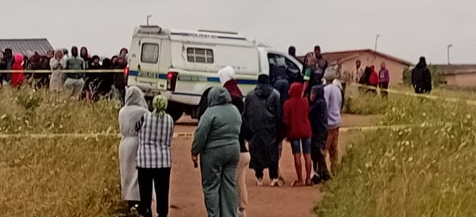 Inwoners kyk toe terwyl nooddienste op die toneel in Kootjieskloof besig is.