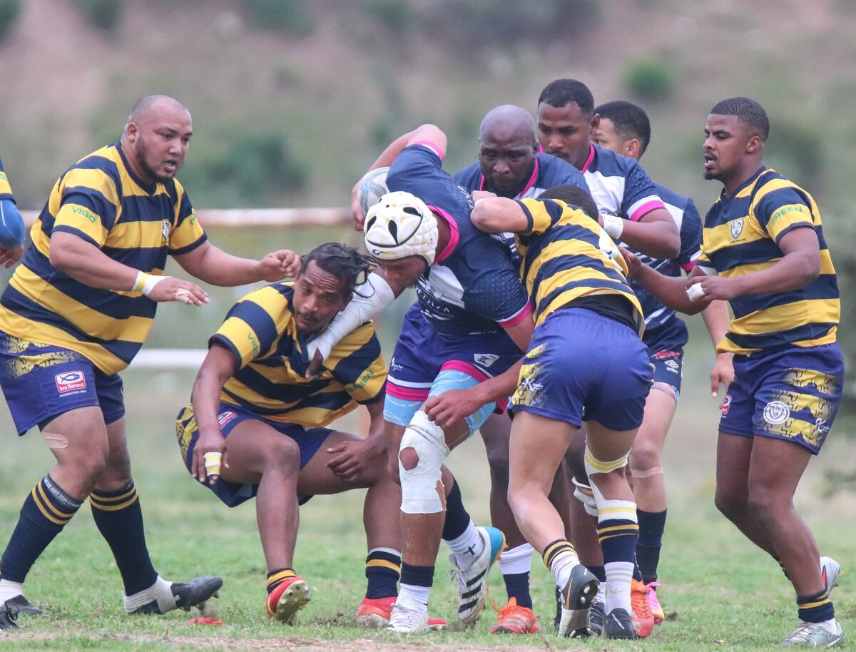 Vredenburg bars deur die verdediging van Saldanha Tigers. Foto: Bernadette Louw Sport Photography