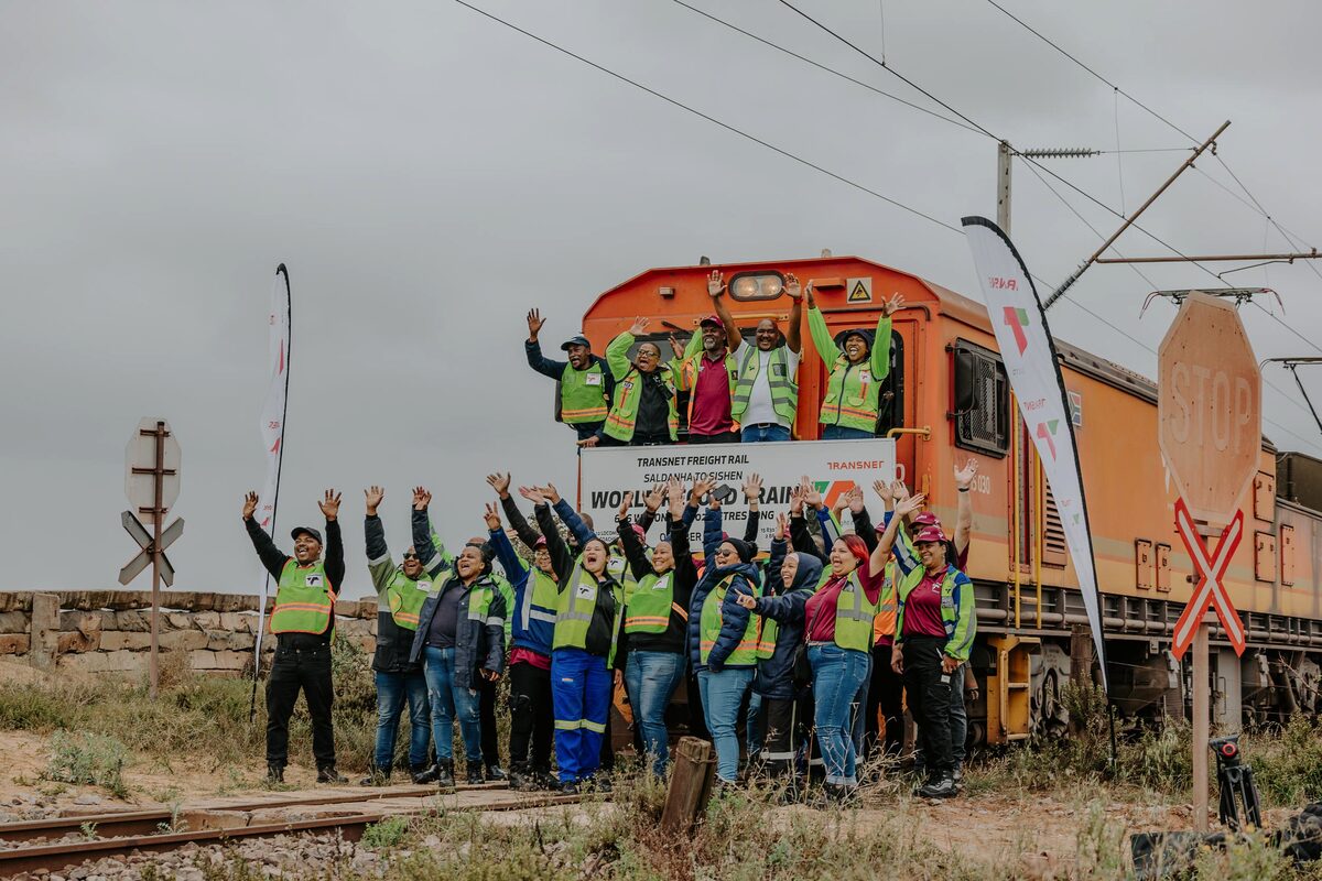 ransnet Freight Rail employees celebrate the new world record.
