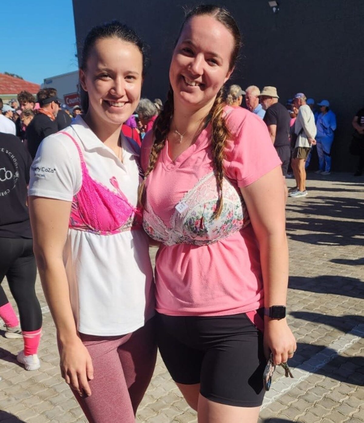 Corlia Beukman en Kayla van Dyk wys ook hul ondersteuning vir borskankerbewusmaking.