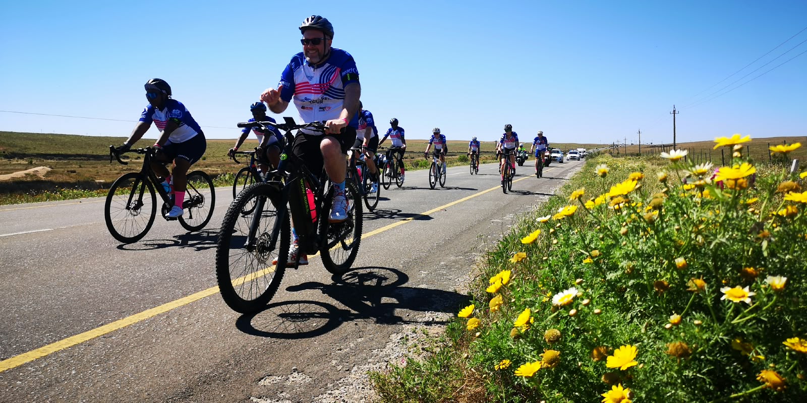 Die politici op fietse het verskeie paaie ontwrig, maar vir 'n goeie doel. Foto: Danie Hefers