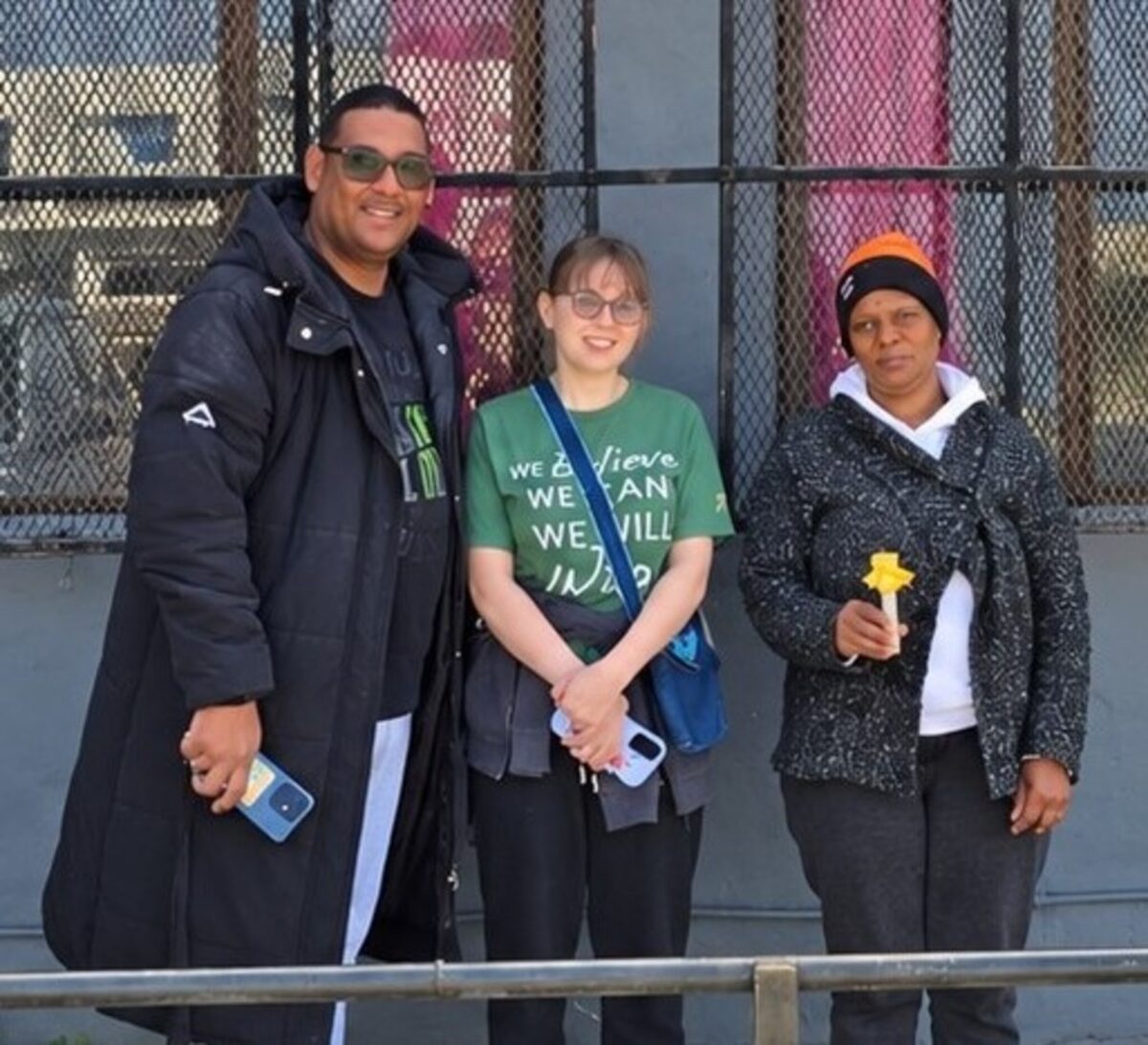 Dylon Adams (links) saam met twee van die gereelde bywoners, Melanie Nortier en Anna Claassen.