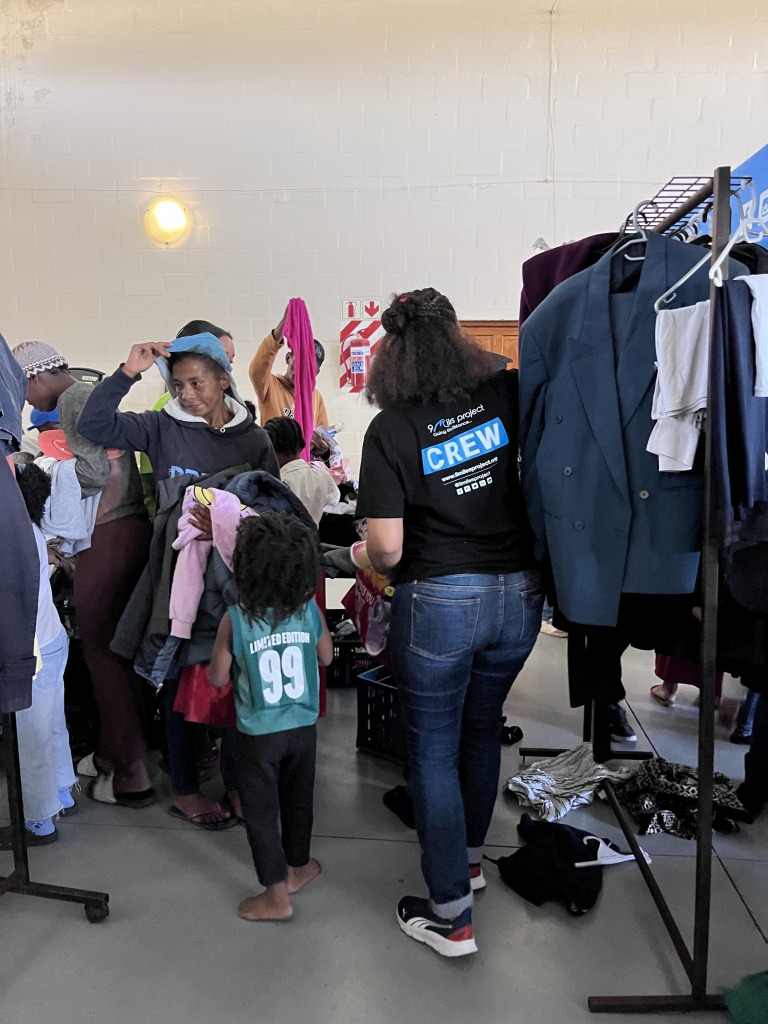 Veertig gesinne het Saterdag 10 Oktober gratis klere, kombuisware, boeke en ander huishoudelike benodigdhede by die 9Miles Project se Come and Buy Without Money (CAB)-geleentheid ontvang.