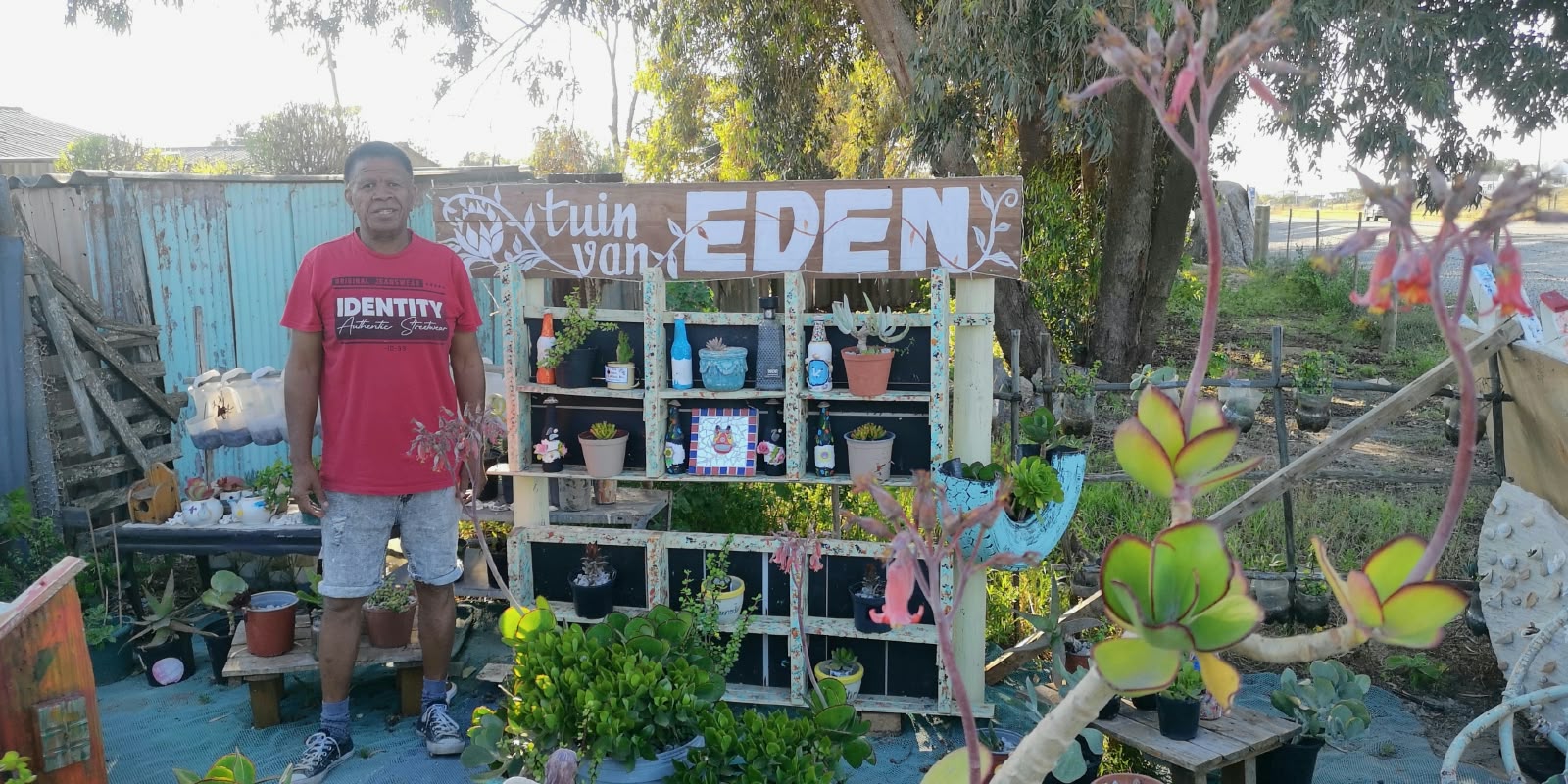 Norman wys van die items in sy tuin wat volgens hom elkeen ’n eie Weskus-storie vertel. Foto: Danie Hefers