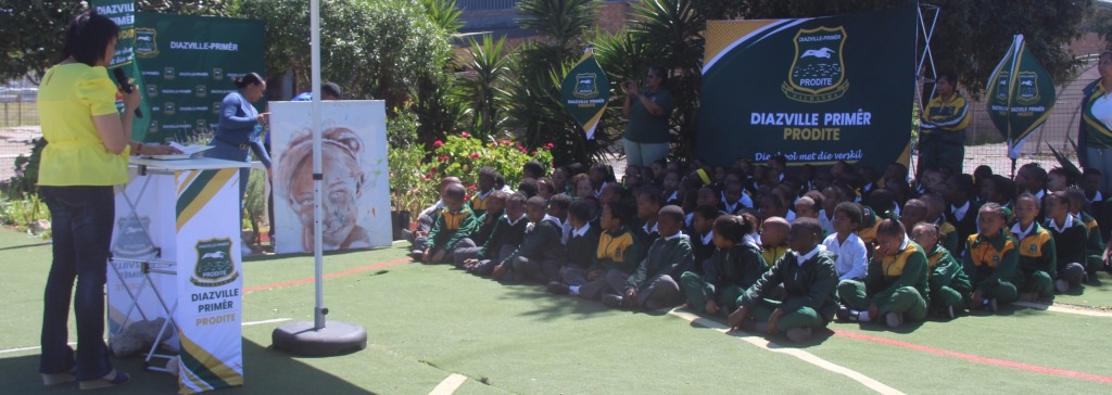Die skoolhoof Lee-Ann Davids-Hartzenberg het die leerders en gaste toegespreek.