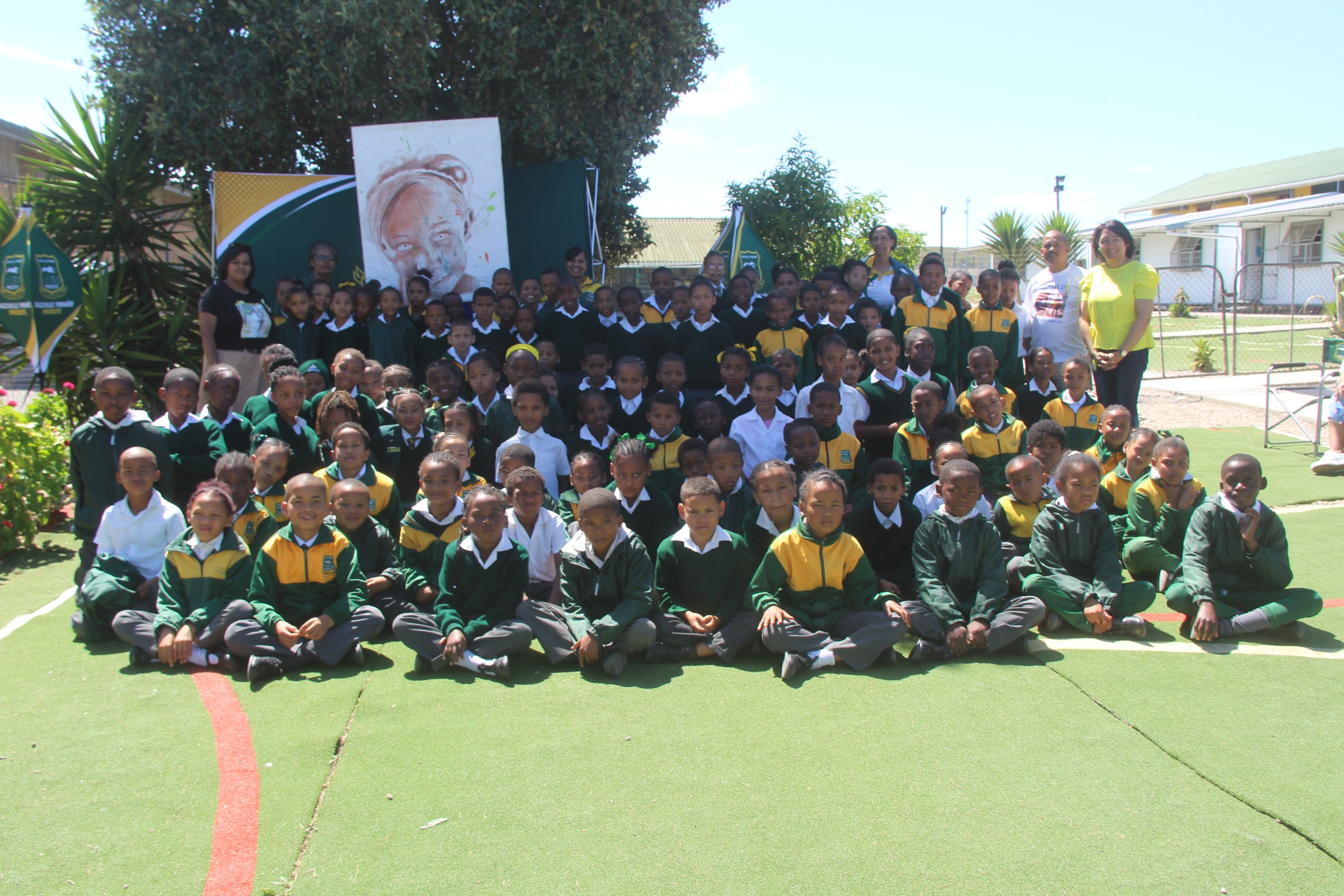 Die leerders van Diazville Primêr het Joshlin Smith se verjaarsdag gevier. FOTO: Noluvu Ludidi