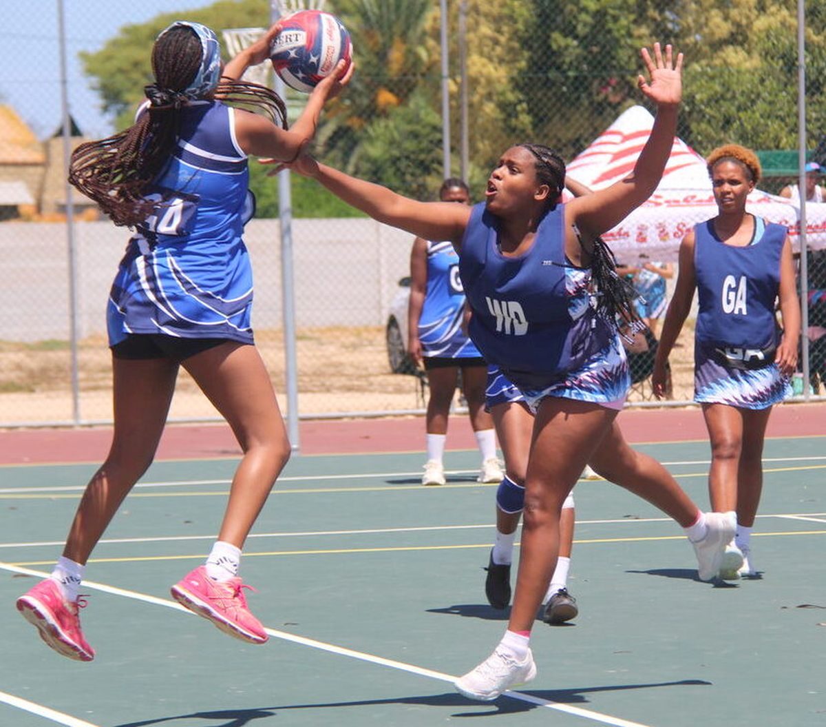 Netbalspelers in aksie tydens verlede jaar se Visfabrieketoernooi. Die toernooi keer Saterdag 31 Oktober terug na die Smit-sportterrein in Velddrif, met sokker, netbal en rugby op die program. Foto:Noluvu Ludidi