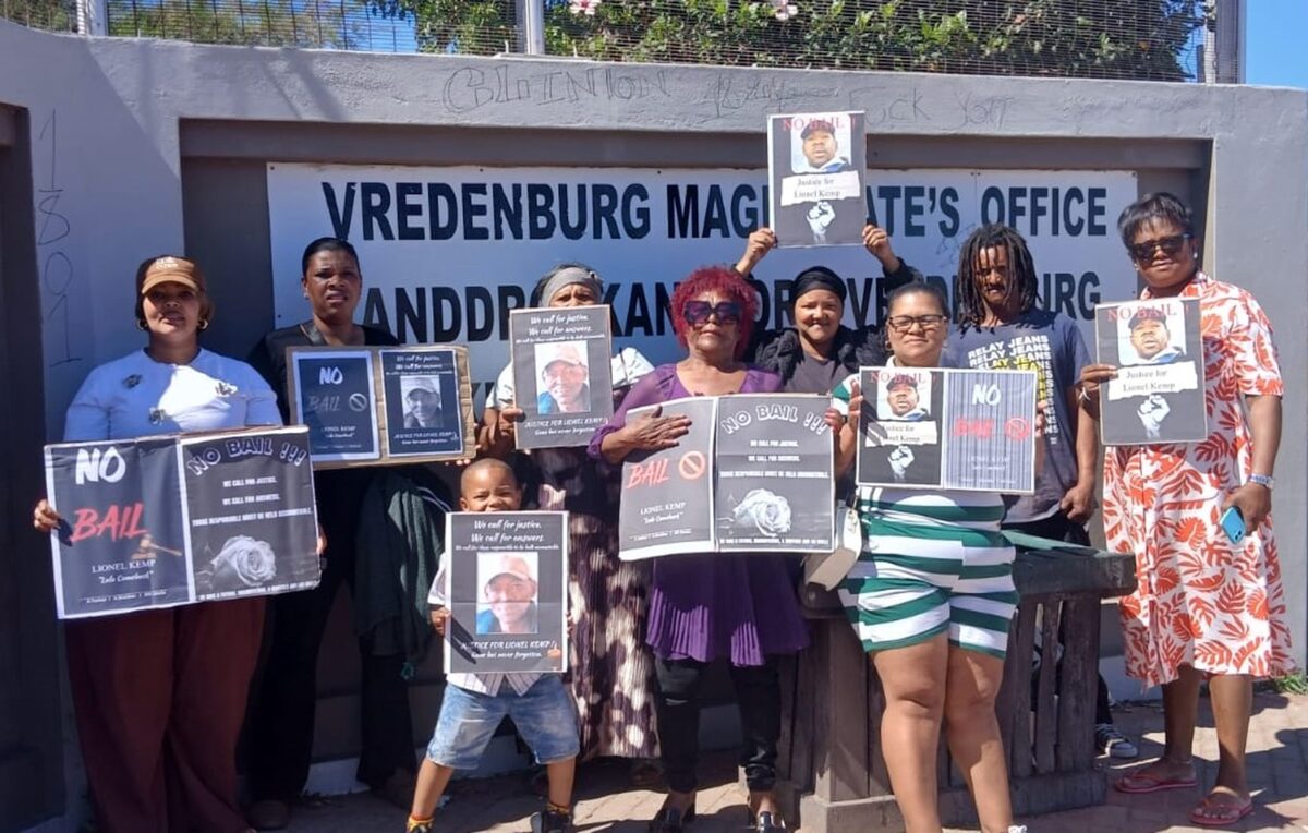 Familielede van Lionel Kemp voor die Vredenburg-landdroshof.
