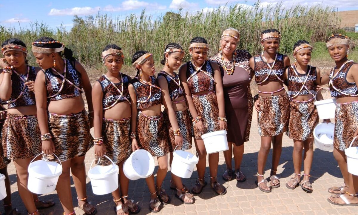 Altesaam 21 meisies het onlangs aan die Oedasoa Cochoqua Khoi-koninkryk se Hokmeisie-inisiasieprogram deelgeneem.