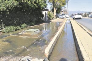 Inwoners versper straat oor rioolprobleme
