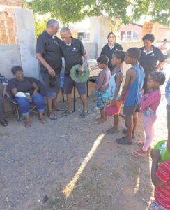 Wyk 13 se lede reik uit om behoeftiges en kinders te help