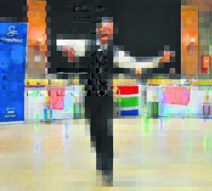 Solo-danser steel kollig; vra bystand