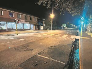 Blinde amper onder bus se wiele