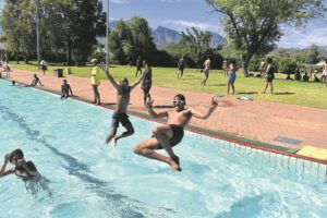 Munisipale swembaddens open eers later in Oktober