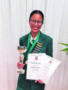 Naydine leer sy kan berge versit