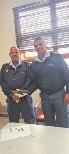 Kind tel rewolwer in die straat op