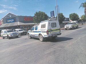 Onbekende bedrag geld geroof met bom-dreigement by FNB in Worcester