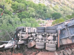 Vragmotor en twee bakkies bots