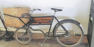 Antieke fiets gegaps buite winkel