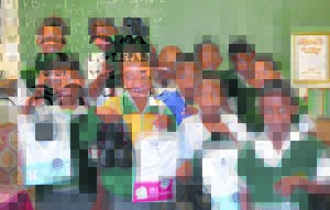 Leerders ontvang nuwe skooluniforms