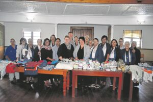 Baby Saver-organisasie ontvang babaklere en -toerusting