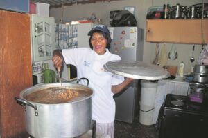 Lena Johnson in gesig en hand geskiet