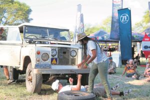 ‘Landy’-pret en bystand op skou