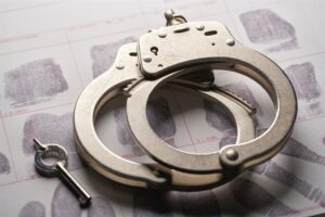 Drie polisiemanne, nog twee vas vir inbraak en aanranding