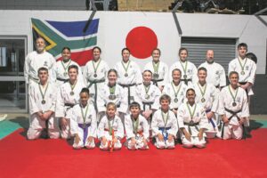 Karatekas oes medaljes by nasionale kampioenskap in