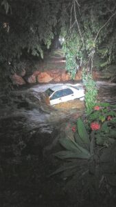 Twee uit kar in rivier gered