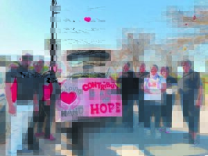 Helpende omgee-hande deel kos uit