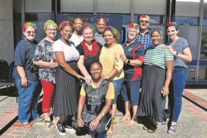 BM-personeel staan bont vir Kansa-geldinsameling