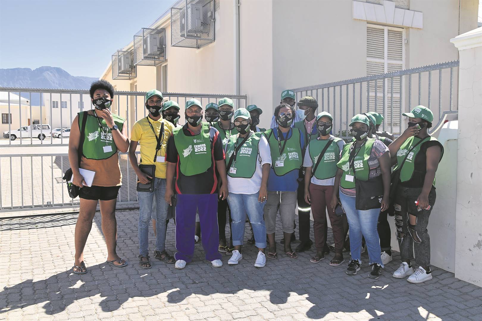 Veldwerkers wag voor StatsSA se kantoor