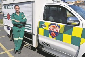 Reddingswerker ding oorsee mee