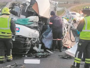 Drie sterf in taxi op N1 by De Doorns