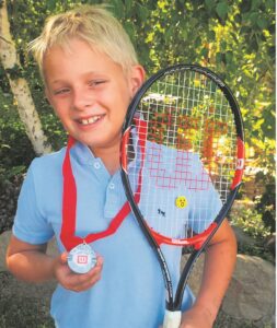 Tennisspeler sit ander ore aan