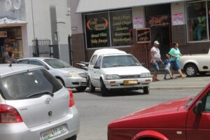 Man skiet glo vrou in dorp, toe homself by kerk