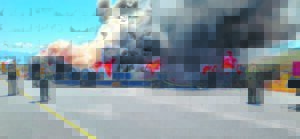 Twee vragmotors in ligte laaie tussen Worcester en Robertson