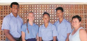 Blou span blink uit by skool se kleure-atletiek