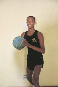 Plaaslike sportster skitter op netbalbaan