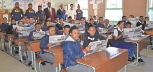 Rugbyspelers help leerders lees