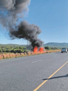 Vier ontkom toe motor omslaan