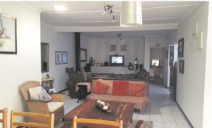 Oopplan-leefarea, ingeboude braai maak hierdie huis aantreklik vir onthaal
