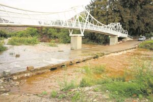 Brug so byna toe onder water