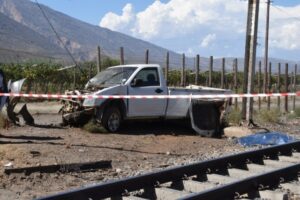 Twee mense dood toe trein bakkie tref