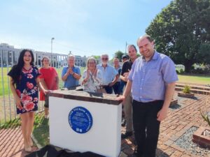 Blou plaket op historiese Kerkplein onthul