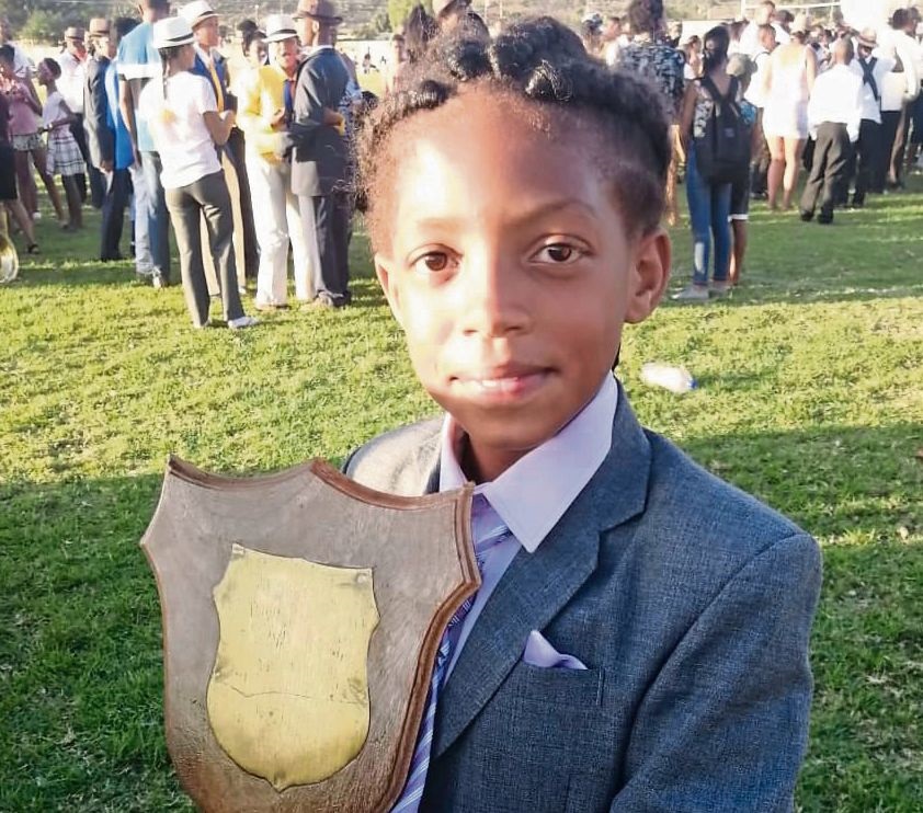     Rushdia Africa wys die Tiny Tots se skild