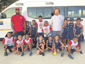 Kannetjies geniet die mini-krieketfees