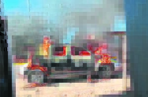 Twee polisievoertuie uitgebrand tydens chaos op De Doorns