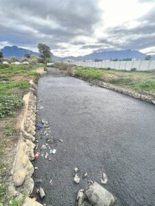 Man se lyk in ‘vuil water’ gevind